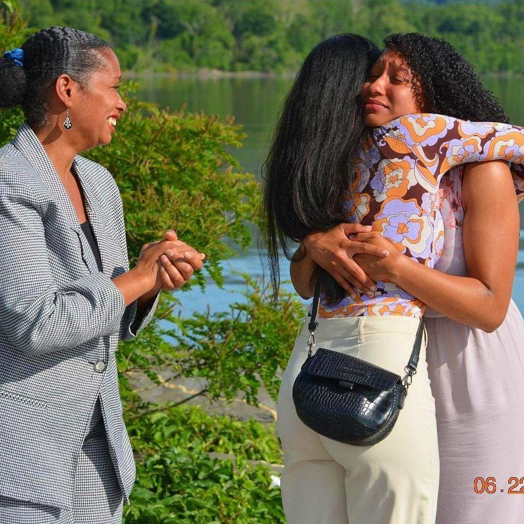 Kayla had no idea her mom and sister were going to be there.