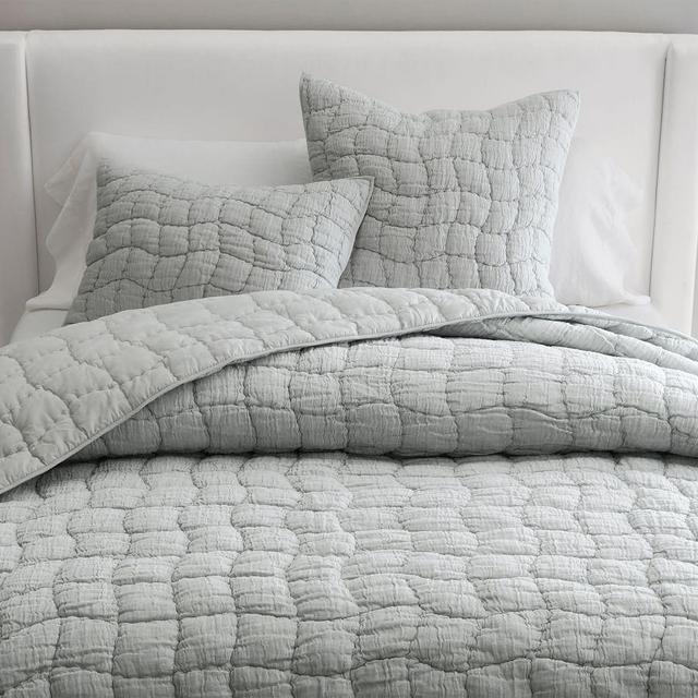 Cloud Handcrafted Cotton/Linen Quilt, Full/Queen, Chambray