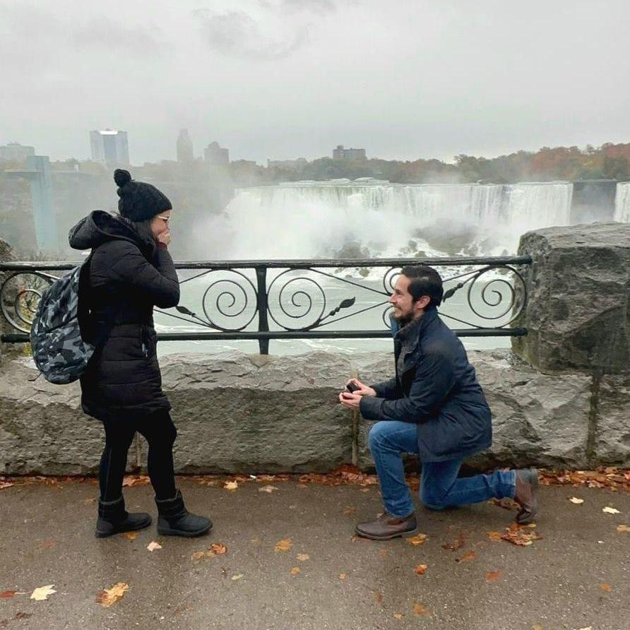 Después de 7 años siendo novios, frente a las Cataratas del Niágara, por fiiiiin nos comprometimos.
