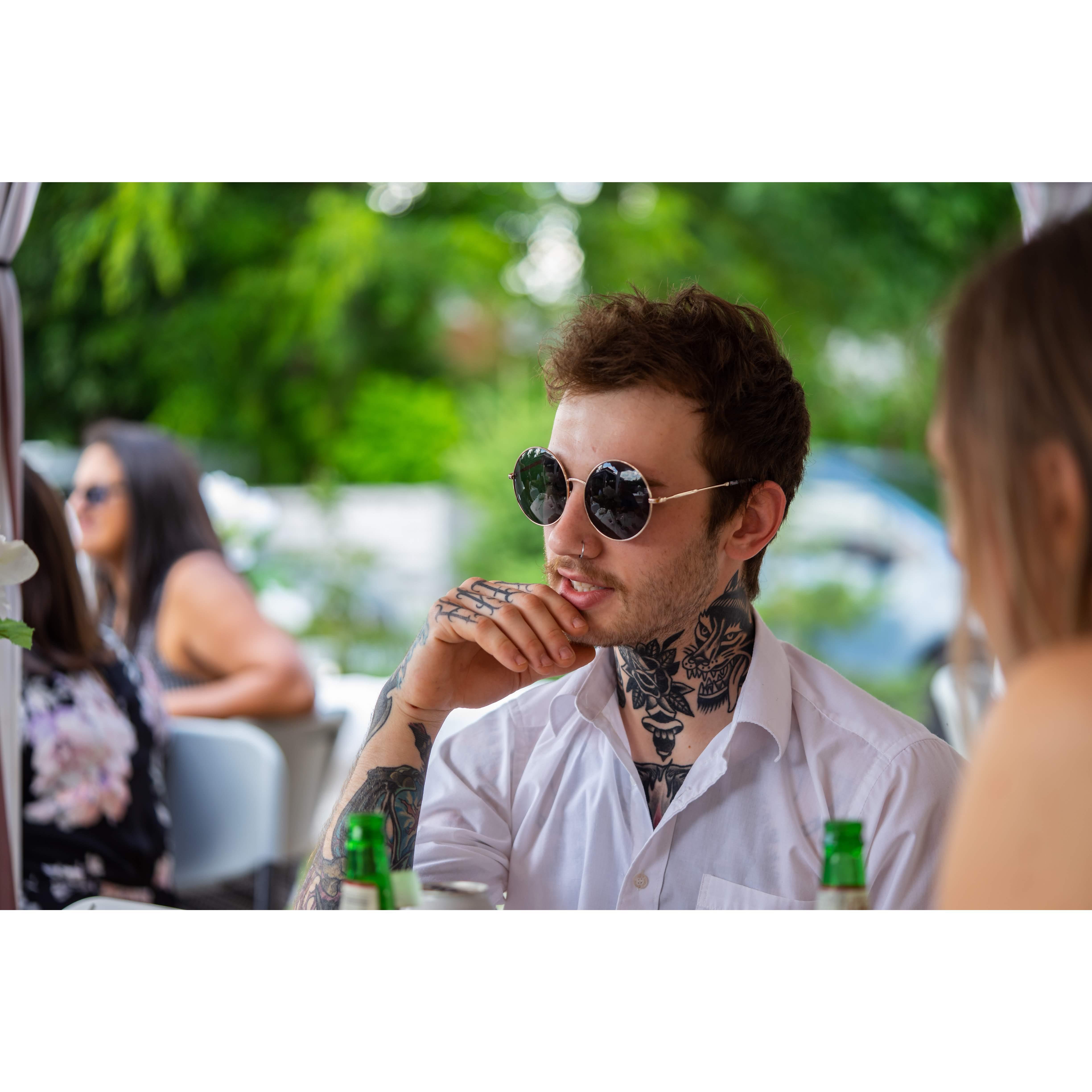 Rockstar, Dom Mroczek.
