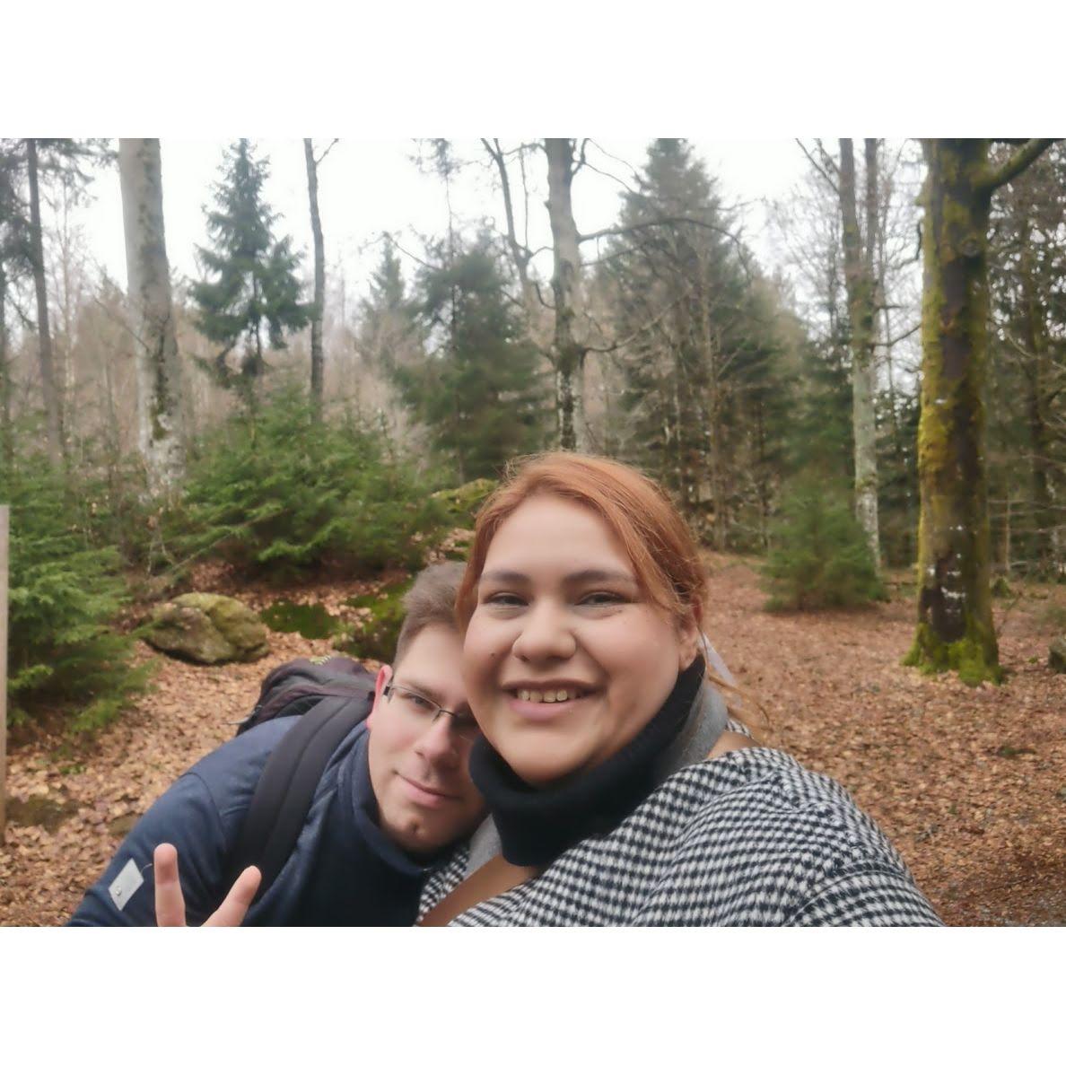 She didn't know she was about to hike the whole mountain jetlagged. At the end of the day, he proposed.
Ella no sabia que iba a escalar toda la montaña. Al final del día, fué la propuesta