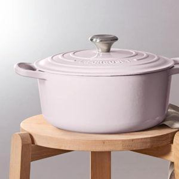 Le Creuset: Enameled Cast Iron Signature Dutch Oven