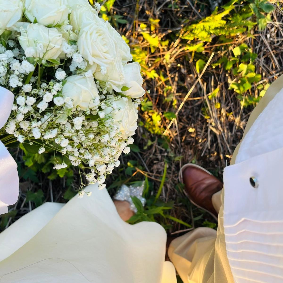 6 Y a la medianoche se oyó un clamor: ¡Aquí viene el esposo; salid a recibirle!