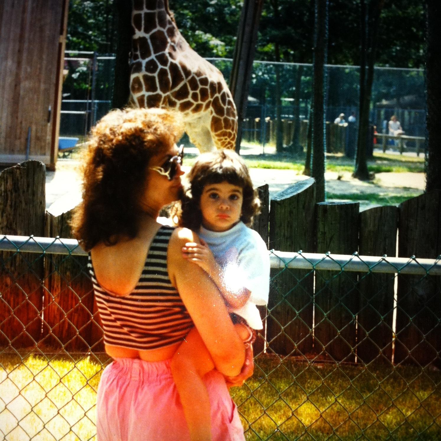 look ma, a giraffe! tiny tina at the zoo.
