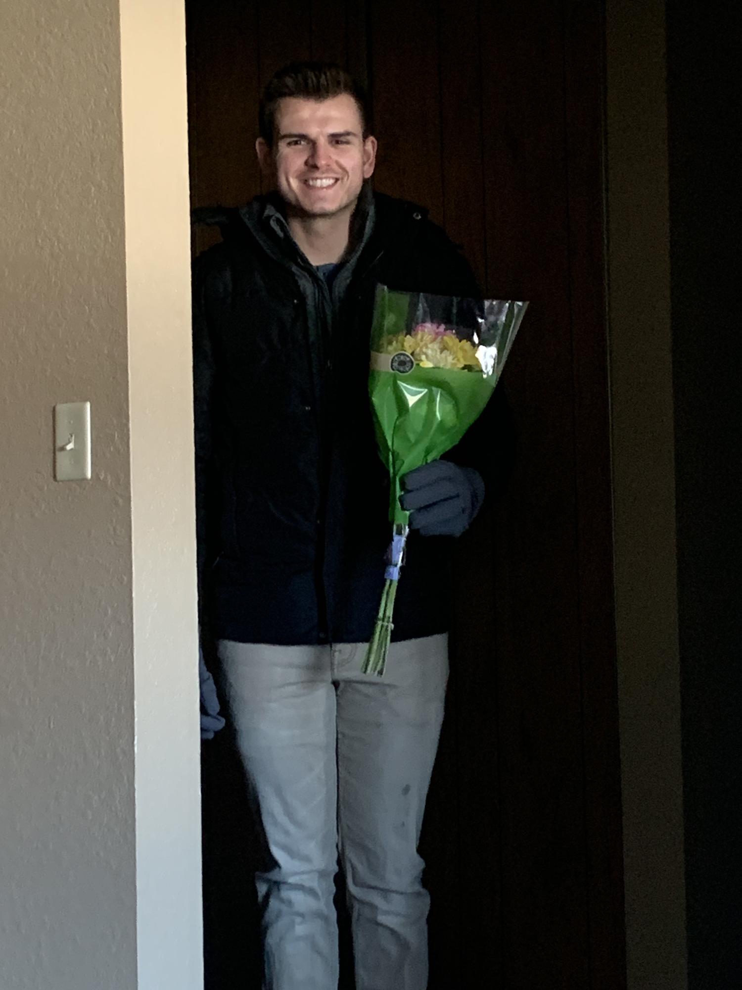 Devan loves to give Audree random little surprises like flowers or small gifts🤍