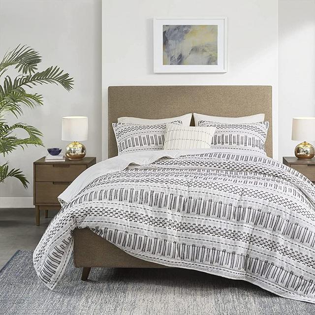 INK+IVY Rhea 100% Cotton Quilt Set - Mid Century Modern Embroidery Design, All Season, Lightweight, Coverlet Bedspread Bedding, Matching Shams, Decorative Pillow, Full/Queen, White/Charcoal 4 Piece