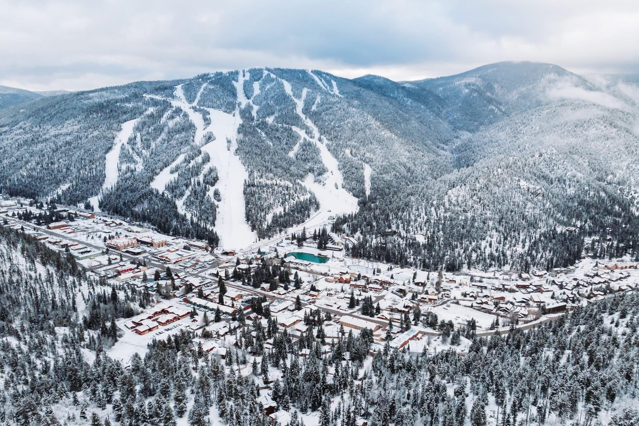 The Wedding Website of Taylor Barnes and Logan Stowe