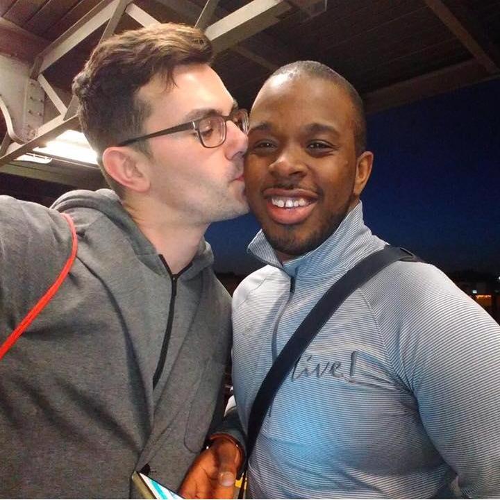 EN: Smooches at Jamaica Station NY ES: Besos en el estacion de tren Jamaica NY