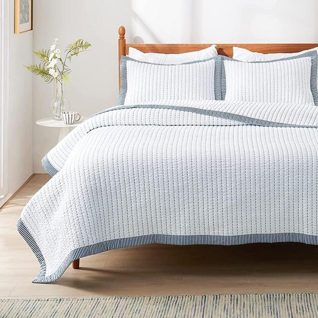 BEDSURE White Quilt King Size - Lightweight Soft Quilt Bedding Set for All Seasons, Bedspreads & Coverlets, Corduroy Pattern Quilt Set, White and Royal Blue, 3 Pieces with 2 Pillow Shams