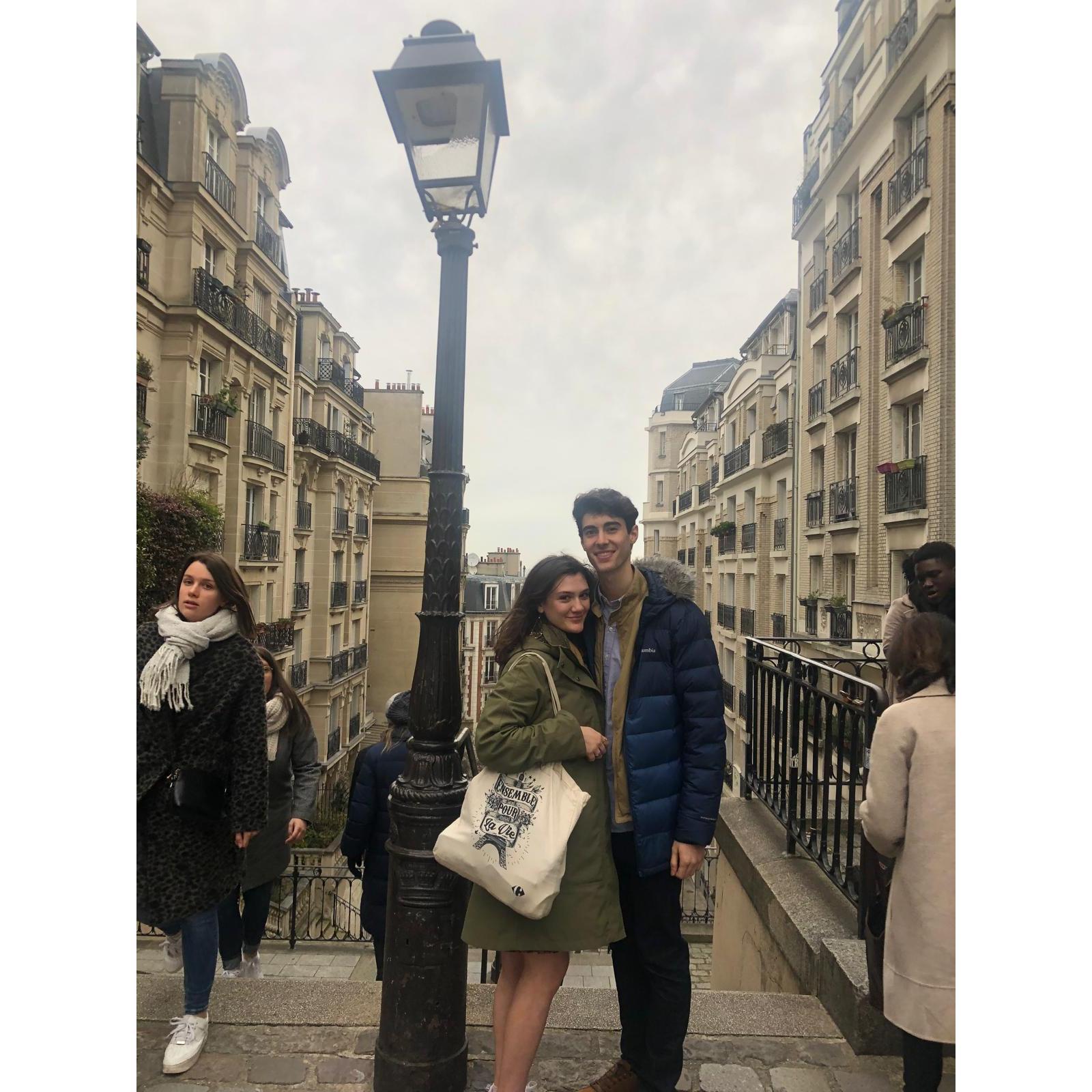 We studied abroad separately but visited each other in Spring 2020. This was us in Paris! | Estudamos em outro país separadamente, mas nos visitamos na primavera de 2020. Aquí estamos em Paris!