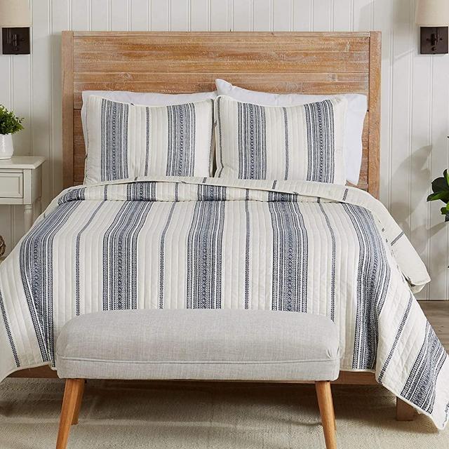 Modern Bedspread Twin Size Quilt with 1 Sham. Modern 2-Piece Reversible All Season Quilt Set. Navy and White Quilt Coverlet Bed Set. Wesley Collection.