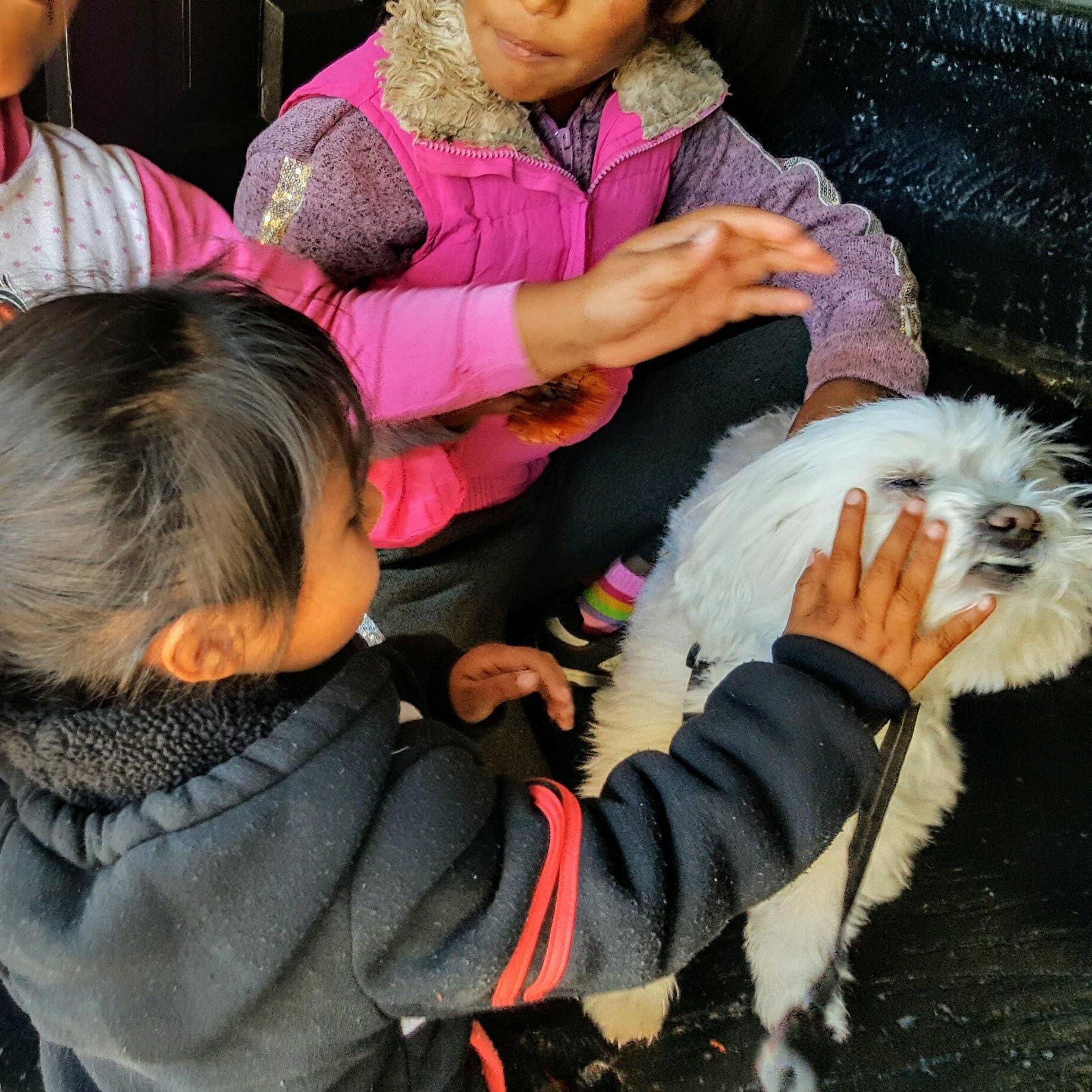 El Cuauh y las hermosas niñas indígenas.