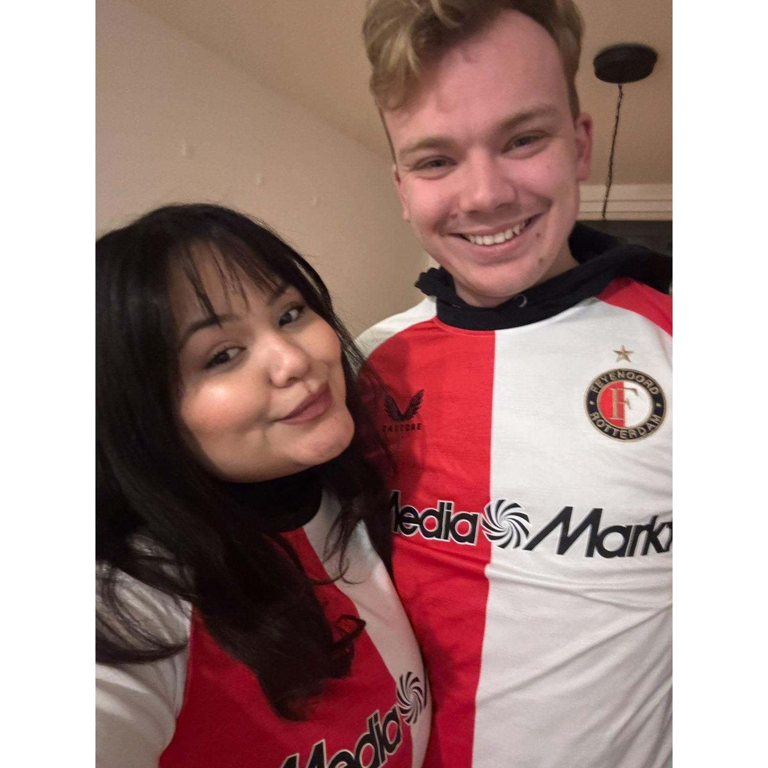 Wearing Feyenoord shirts (The best football team in Netherlands)./ Vestindo a camisa do Feyenoord. (O melhor time da Holanda)