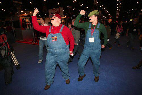 Gene and Ian cosplaying Mario and Luigi perfectly