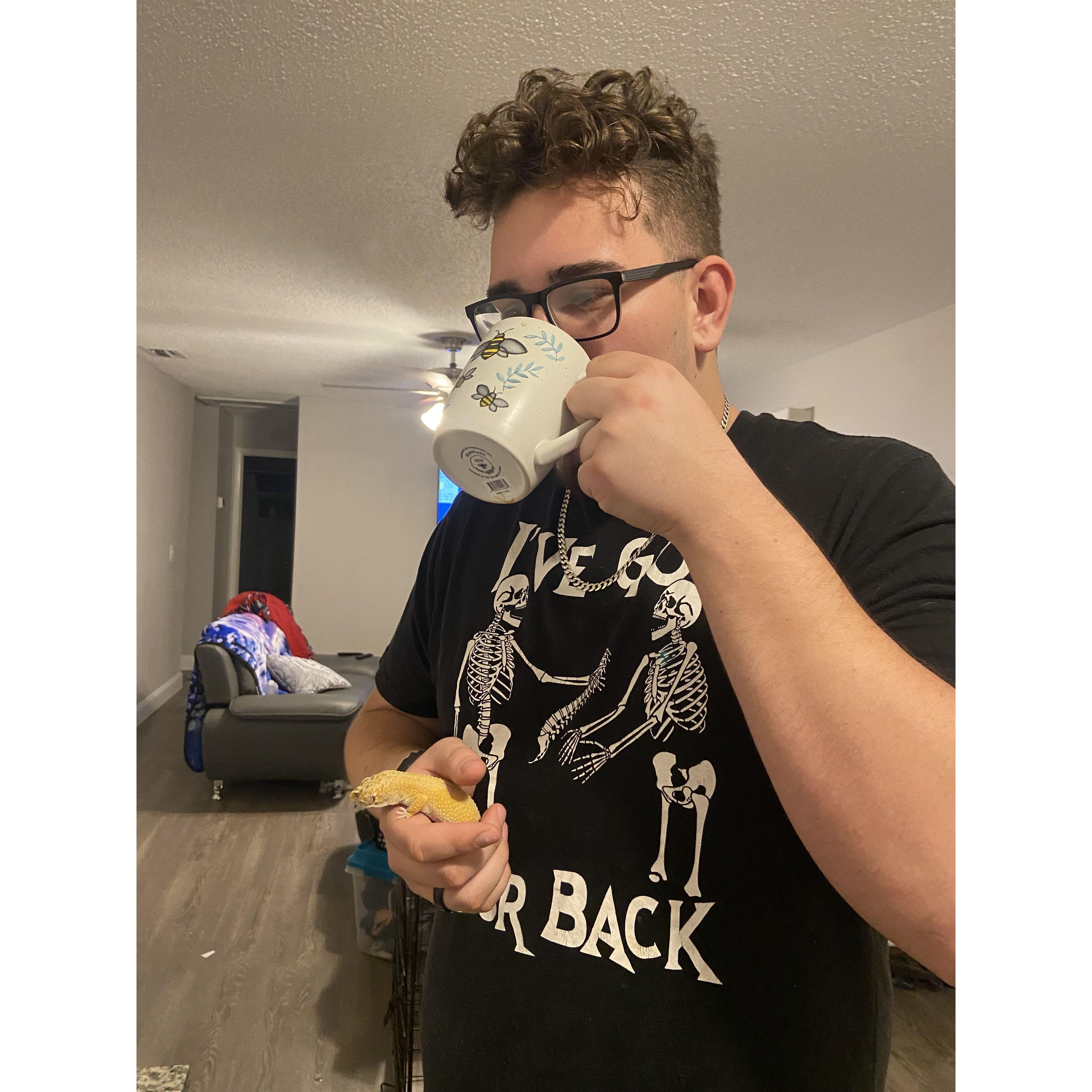 Morning coffee with our lizard 🦎