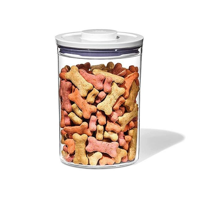 OXO Good Grips Pet POP Container – 6.0 Qt/5.7 L with Half Scoop |Ideal for up to 6.5lbs of Dog Food or 4.5lbs of Cat Food | Airtight Dog and Cat Food Storage Container | BPA Free