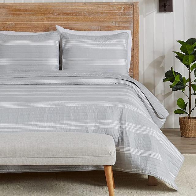 3-Piece Reversible Quilt Set with Shams. All-Season Bedspread with Striped Pattern. Madelina Collection (Full / Queen, Grey)