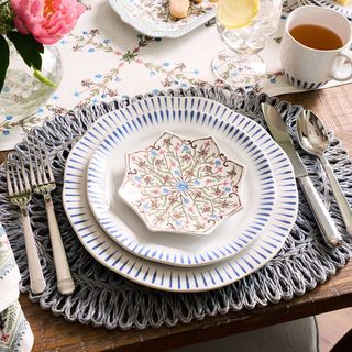Villa Seville Scalloped Snack Plate, Set of 4