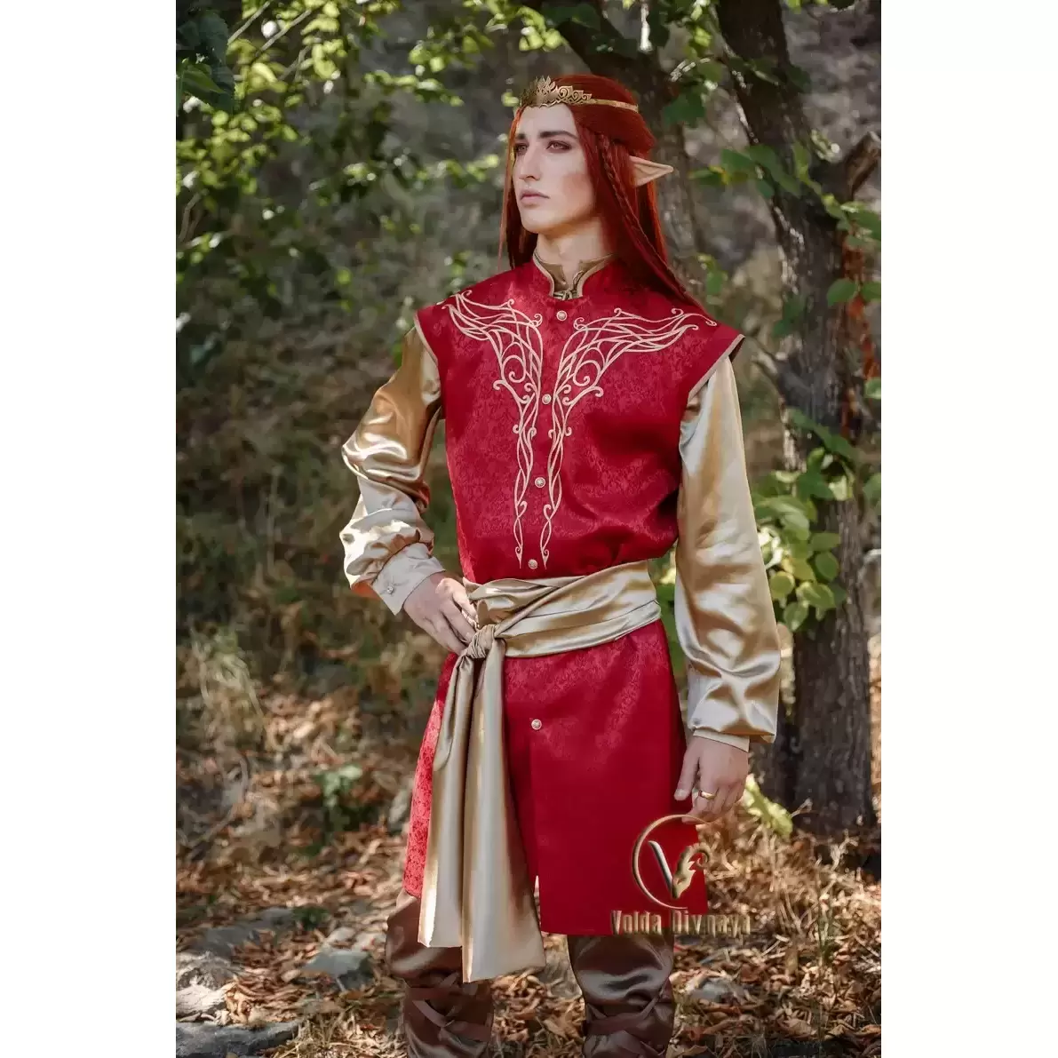 Elf with fancy tunic, sash, and crown!