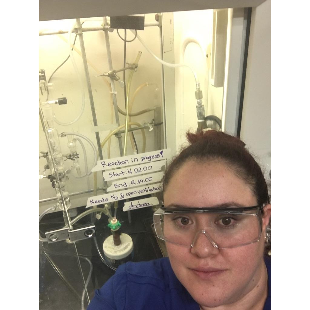 Her: on a quest to save the world through science! - Ella: tratando de salvar el mundo con la ciencia!