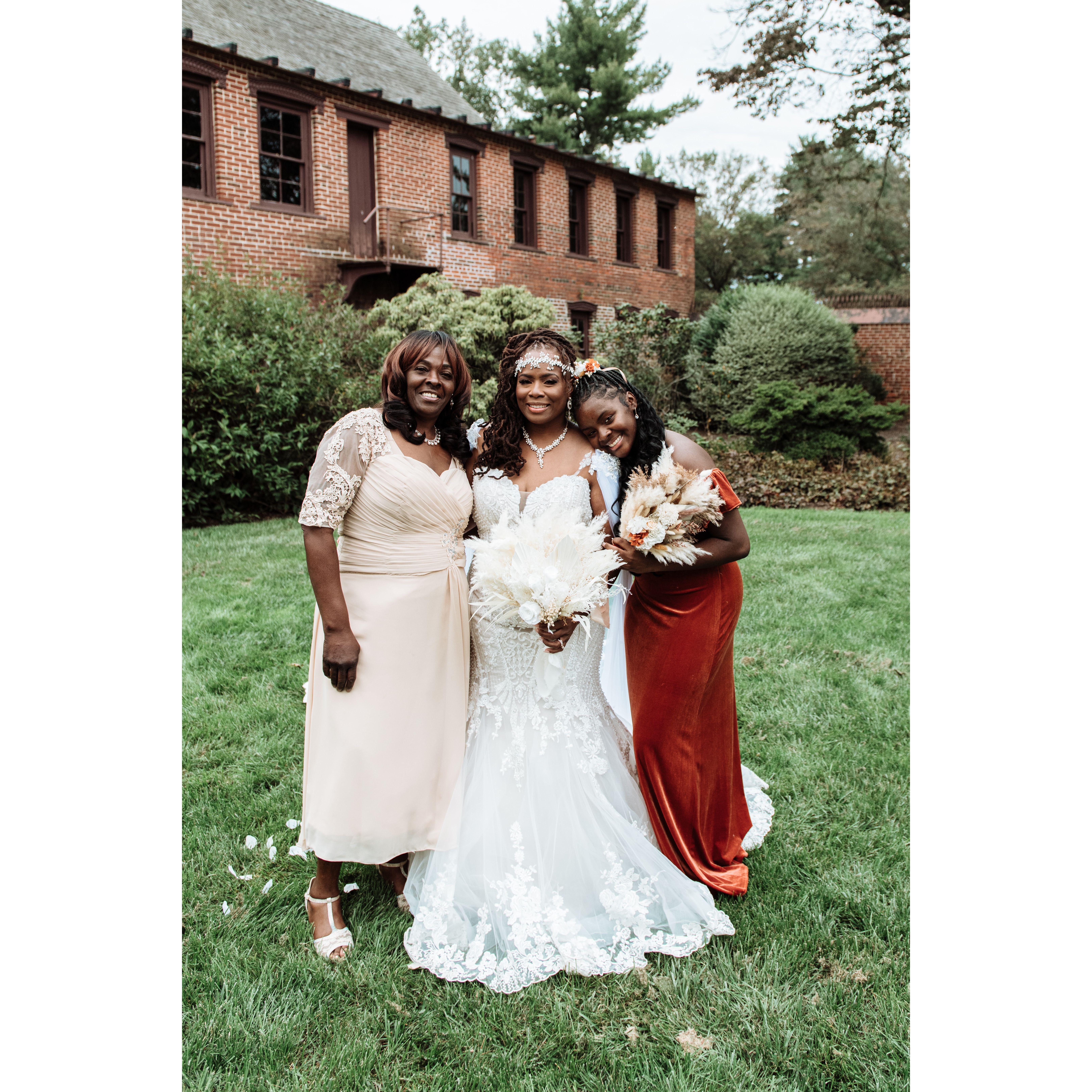 Wanda, Tawanna & Naomi-Joy ~
Bride's Mother and Daughter
