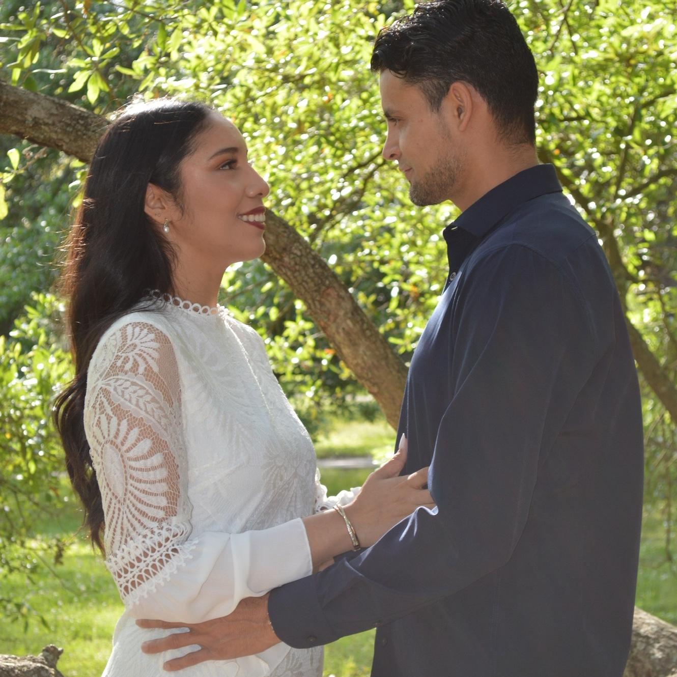 Through laughter, hugs, and adventures, we’ve written our love story.
Entre risas, abrazos y aventuras, escribimos nuestra historia de amor.
