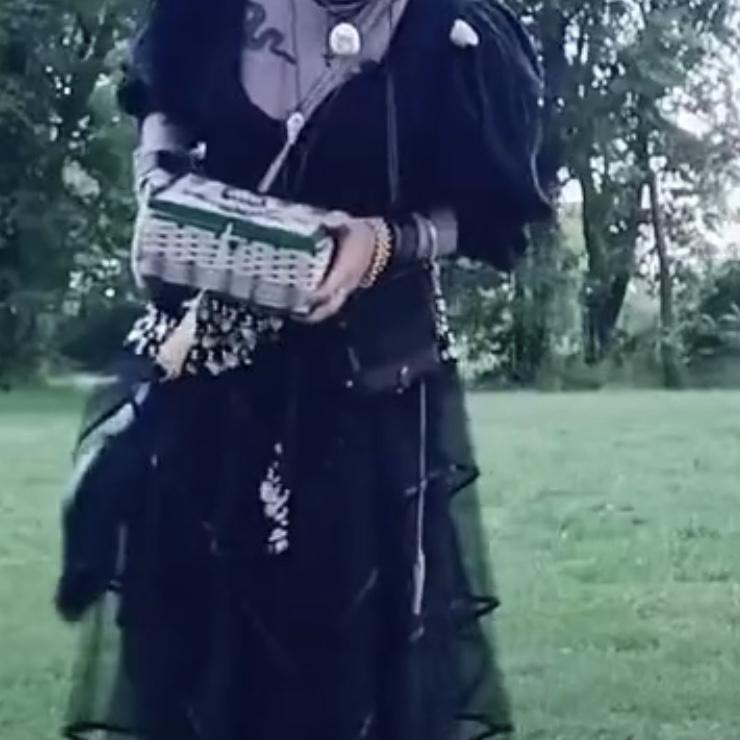 Great guest outfit.