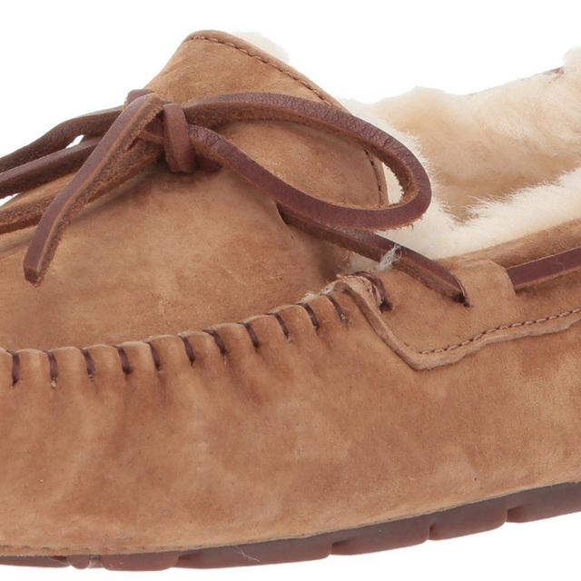 UGG Women's Dakota Moccasin, CHESTNUT, 9 B US