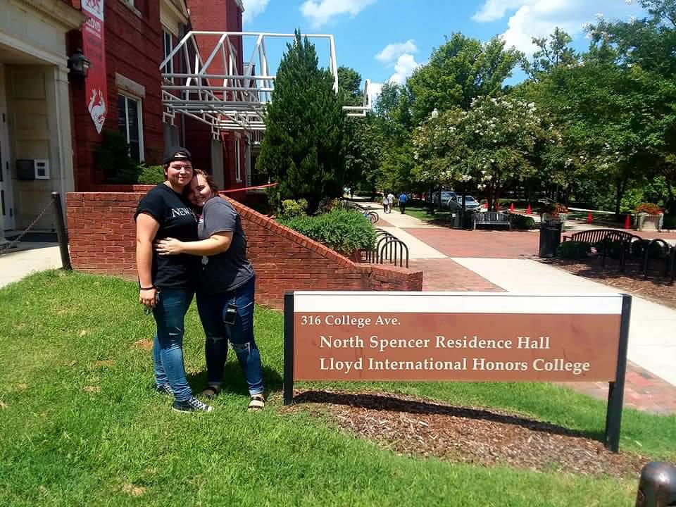 Keely is Jamie’s best supporter, lugging tons of boxes up four flights of stairs to move her into college was no problem 🧺📦