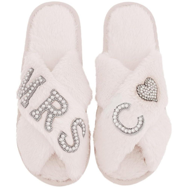 LIWOFLY Bride Slippers for Wedding Day, Bride To Be Bridal Shower Gift for Women Bridesmaids, Personalized Initial MRS Pearl Letter Open Toe Fuzzy Flip Flops, Getting Ready Outfit, Bachelorette Party