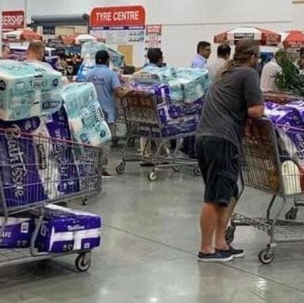 ⁠1 anos de papel higiênico para o noivo