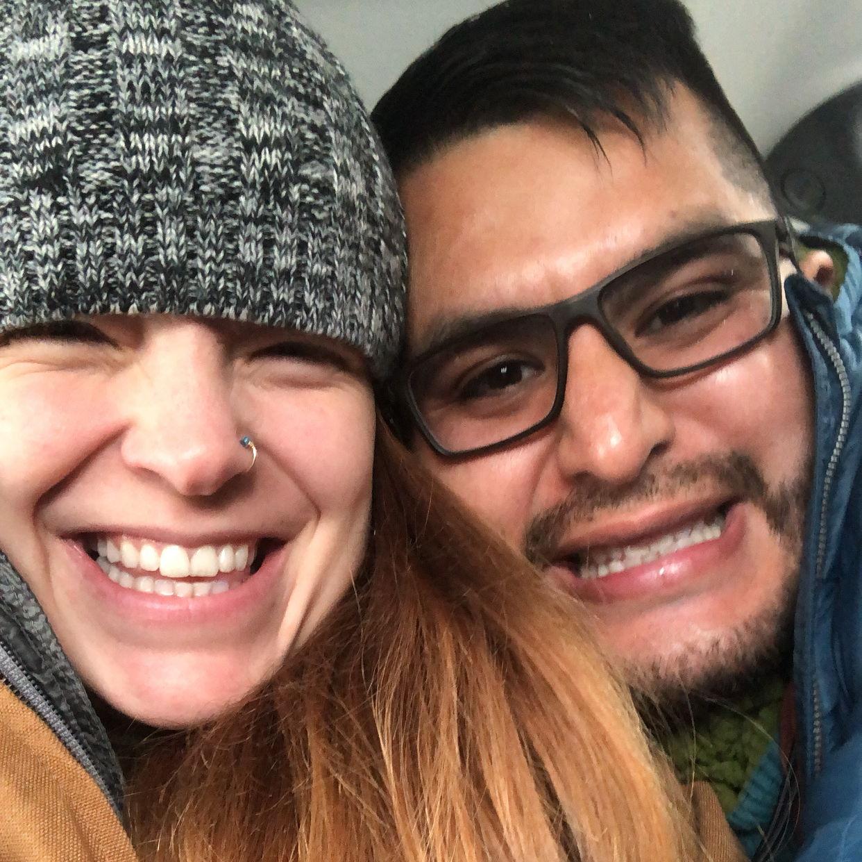 Carlos surprised Raquel coming back early from Peru at the Cottonwood Hot Springs. | Carlos sorprendió a Raquel regresando temprano de Perú en Cottonwood Hot Springs.