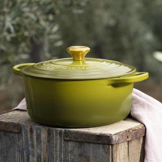 Signature Round Dutch Oven