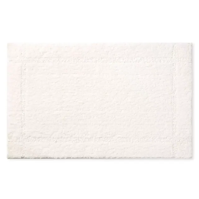 TOWN & COUNTRY EVERYDAY Ultra Plush Solid Tufted Border Bath Mat, Soft and Absorbent Tufted Floor Mat, Machine Washable, White, 20"x32"