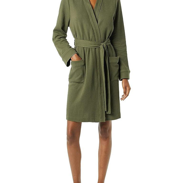 Amazon Essentials Women's Lightweight Waffle Mid-Length Robe (Available in Plus Size)