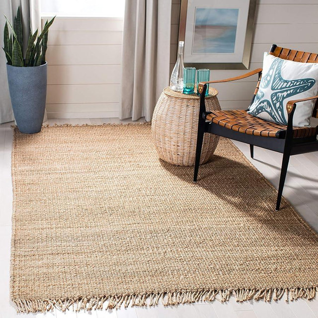SAFAVIEH Natural Fiber Collection Accent Rug - 4' x 6', Natural, Handmade Boho Fringe Woven Jute, Ideal for High Traffic Areas in Entryway, Living Room, Bedroom (NF368A)