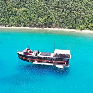 Willy T : Floating Pirate Ship