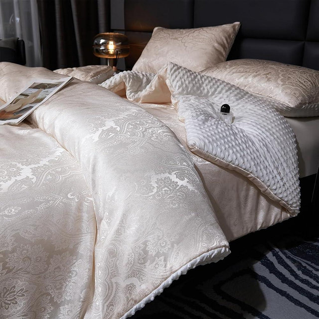 tohrisa Jacquard Comforter Set - Luxury Warm Paisley Floral Pattern King Size Bedding with 2 Pillowcases All-Season Soft & Lightweight 3D Bubble Design Bed Set (104x90 Inches Gold)