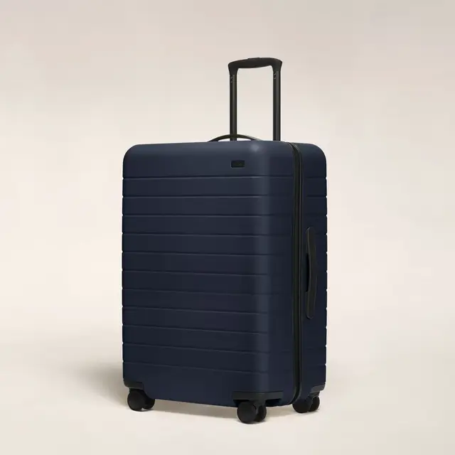 The Medium Suitcase / AwayTravel.com