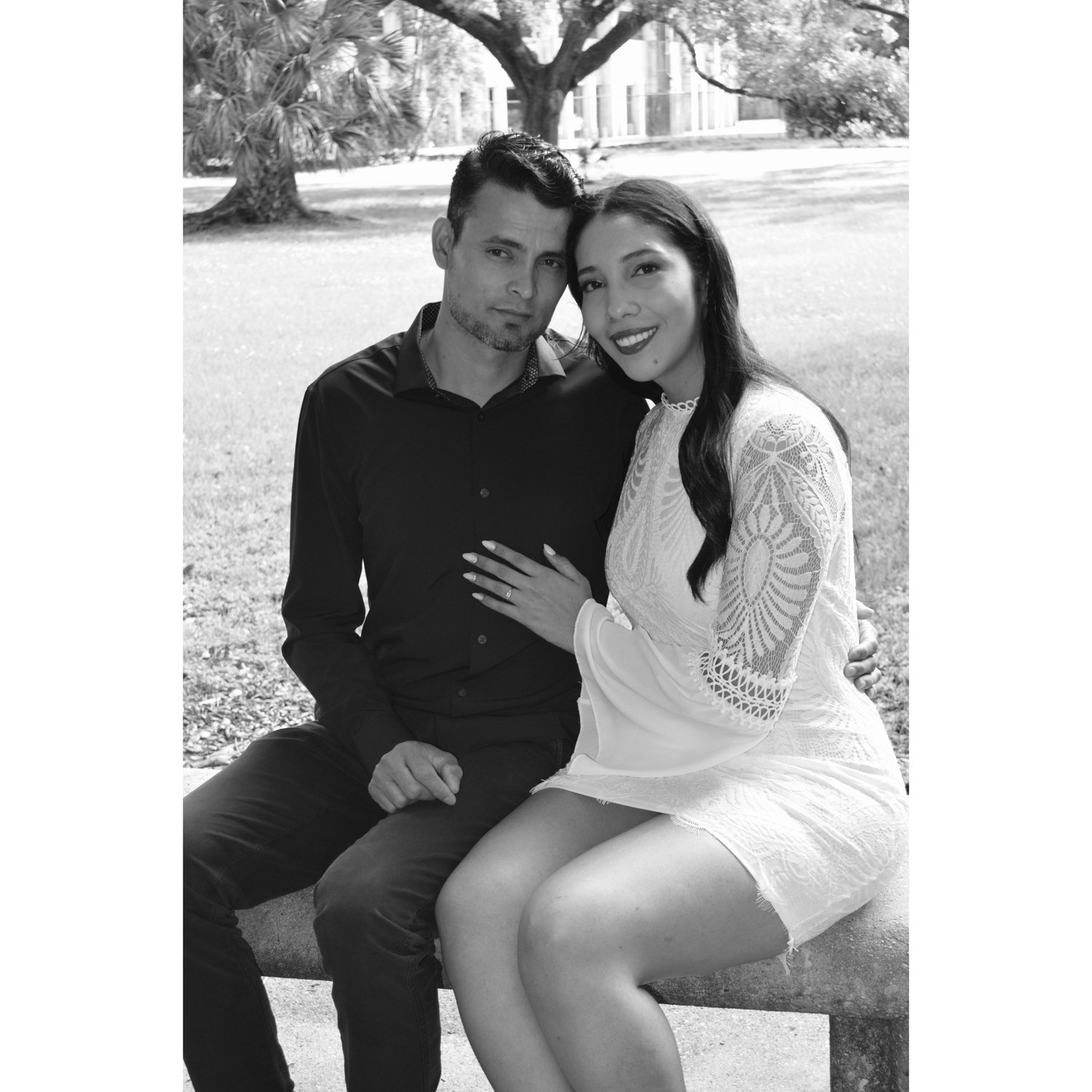 It all started with a smile, and today we keep building our forever.
Todo empezó con una sonrisa, y hoy seguimos construyendo nuestro para siempre.