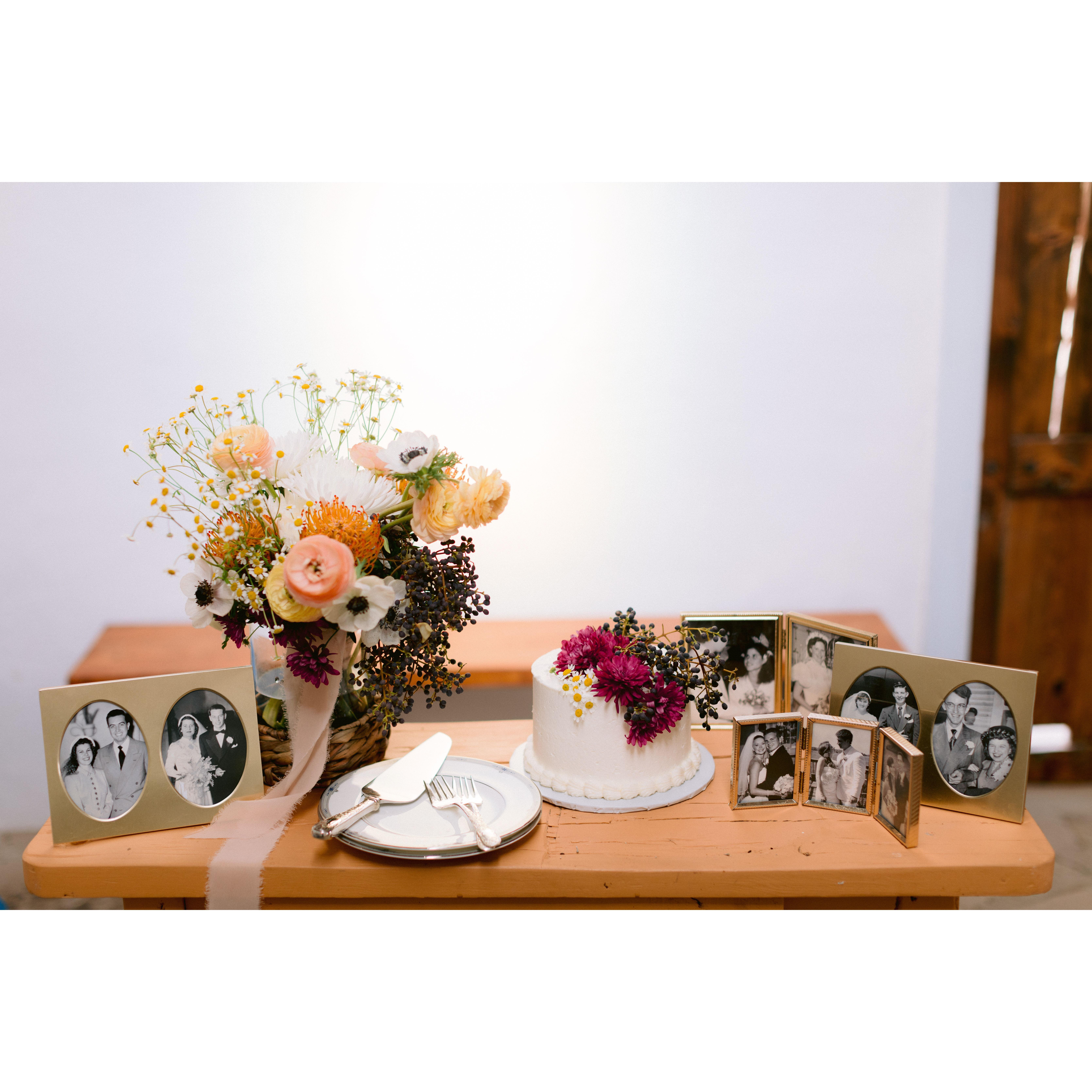 The cake was cut inside the chapel surrounded by three generations of weddings pictures from both families.