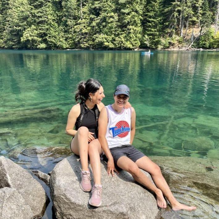 🥾 🌿 De hiking en Lindeman Lake. Subimos, nos cansamos, pero valió la pena. Vean nuestras sonrisas.