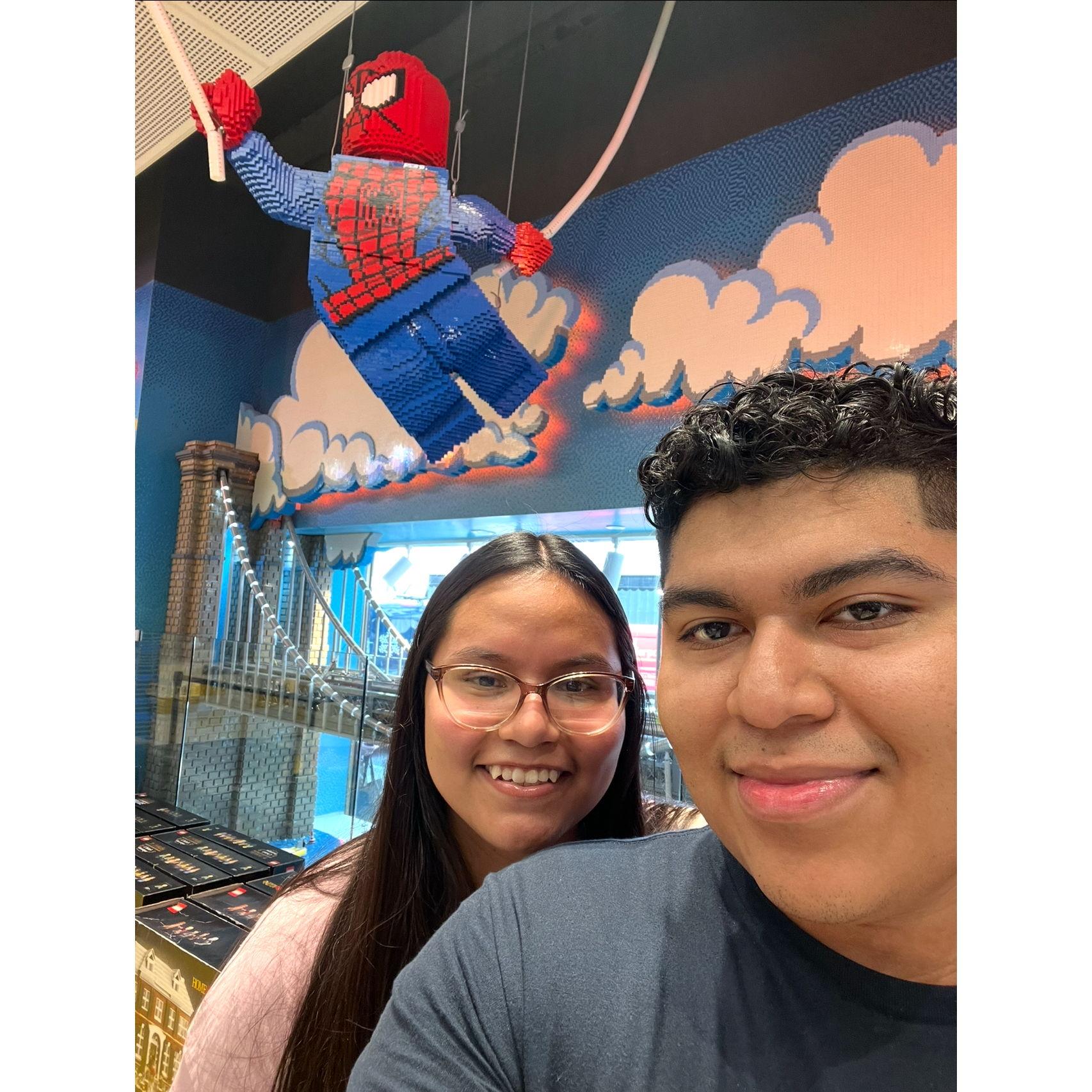 Visiting the Lego store in New York. Visitando la tienda de Lego en Nueva York.