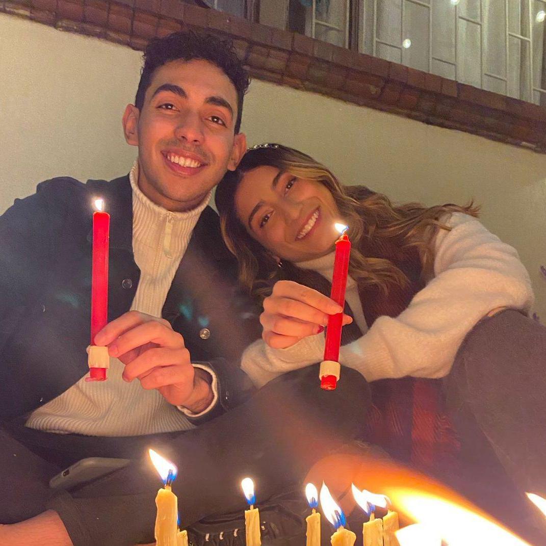 Nuestra primera navidad juntos, prendiendo velitas. 07-12-22