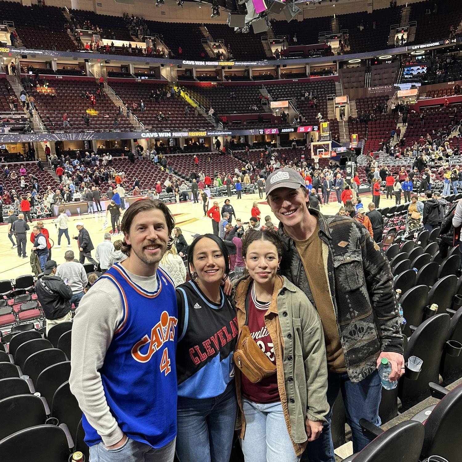 Nuestro's primero partido de balencesto juntos y con el primo de Zack, Mike, y su esposa, Hannah