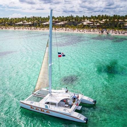 Paseo en catamaran al atardecer
