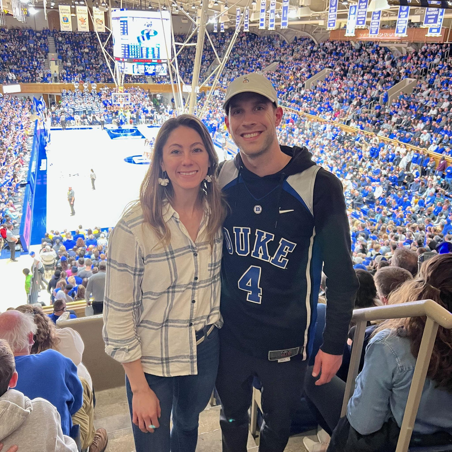 Going to our first Duke game together at Cameron Indoor Stadium - a lifelong bucket list moment for Kyle since he was a little kid.

Nuestro primer partido de Duke en el Cameron Indoor Stadium - un sueño desde niño para Kyle finalmente hecho realidad.