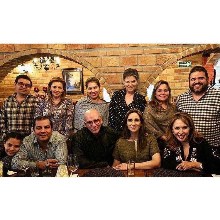 Conociendo a los amigos de Iliana en Matamoros: (izq-der/arr-aba): Rin, Nury, Marlen, Silvia, Rosi, Rodrigo, Pau, Neto, Alfredo, Iliana e Itzel. ¡Muy padres!