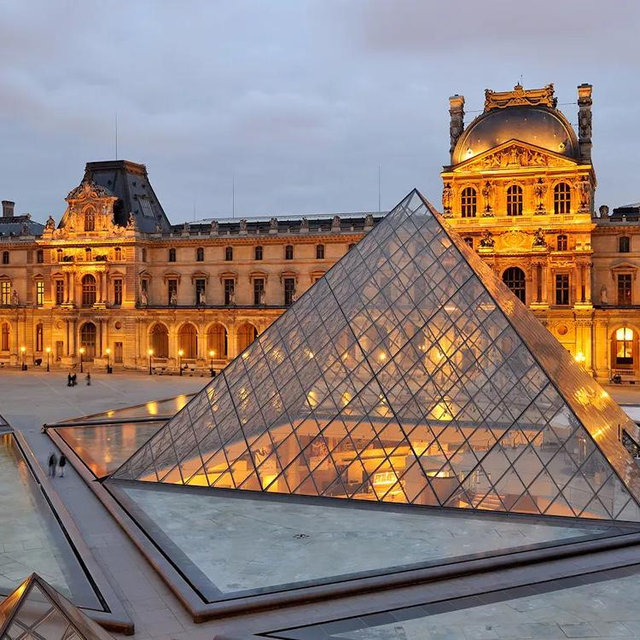 Paris: Louvre Tour & Parisian Lunch