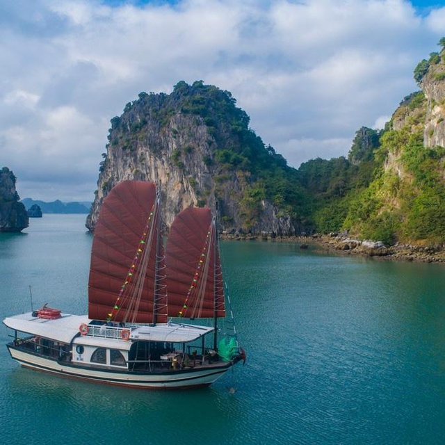 Ha Long Bay Overnight Cruise